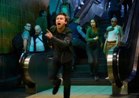 Ben Miller (LOGAN MILLER, Mitte) in Sony Pictures’ ESCAPE ROOM 2: NO WAY OUT