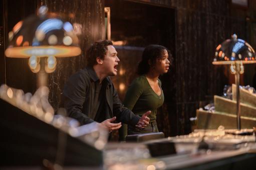 Ben Miller (LOGAN MILLER) und Zoey Davis (TAYLOR RUSSELL) in Sony Pictures’ ESCAPE ROOM 2: NO WAY OUT