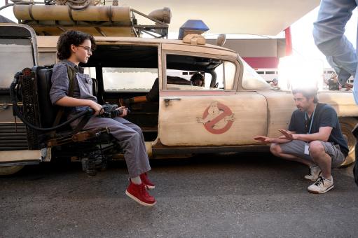 Regisseur Jason Reitman mit Mckenna Grace in Sony Pictures’ GHOSTBUSTERS: LEGACY