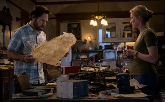 Gary Grooberson (PAUL RUDD) and Callie (CARRIE COON) in Sony Pictures’ GHOSTBUSTERS: LEGACY