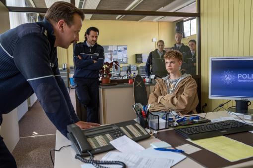 V.l.n.r.: Polizist Eberhard Lichtenstein (RONALD KUKULIES), Polizist Florian Beinacker (SERKAN KAYA) und Benjamin Mehltau (CARL BENZSCHAWEL) in Sony Pictures’ EINGESCHLOSSENE GESELLSCHAFT