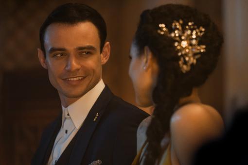 Thomas Doherty and Nathalie Emmanuel in Screen Gems in THE INVITATION