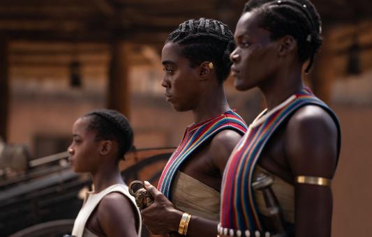 Thuso Mbedu, Lashana Lynch und Shelia Atim (v.l.n.r.) in Sony Pictures‘ The Woman King