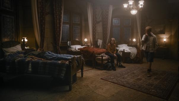 V.l.n.r.: Die drei ??? Peter Shaw (NEVIO WENDT), Bob Andrews (LEVI BRANDL) und Justus Jonas (JULIUS WECKAUF) teilen sich in dem alten Schloss in Transsilvanien ein Zimmer in Sony Pictures' DIE DREI ??? - ERBE DES DRACHEN.