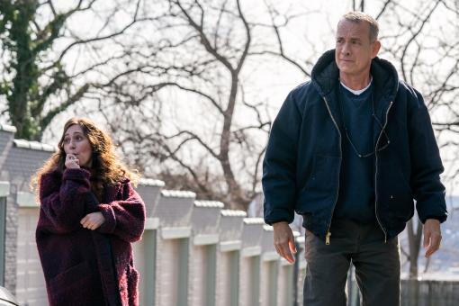 Marisol (Mariana Treviño) und Otto (Tom Hanks) in Sony Pictures‘ EIN MANN NAMENS OTTO.