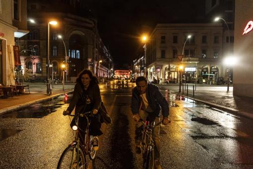  Gemeinsam durch die Nacht: Mark (Frederick Lau) und Helena (Nora Tschirner) in Sony Pictures‘ ONE FOR THE ROAD © 2023 Sony Pictures Entertainment Deutschland GmbH