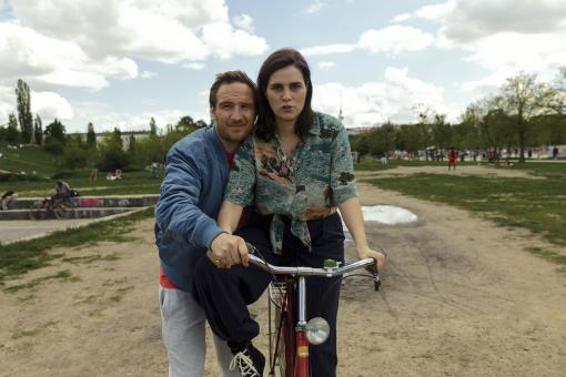 Man ist nie zu alt, um Fahrradfahren zu lernen! Mark (Frederick Lau) und Helena (Nora Tschirner) in Sony Pictures‘ ONE FOR THE ROAD © 2023 Sony Pictures Entertainment Deutschland GmbH