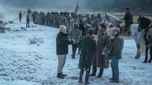  Regisseur Ridley Scott (Mitte) am Set mit den Darstellern und dem Team des Apple Original Films‘ NAPOLEON, der von sony Pictures in die Kinos gebracht wird. Foto von Aidan Monaghan ©2023 Apple