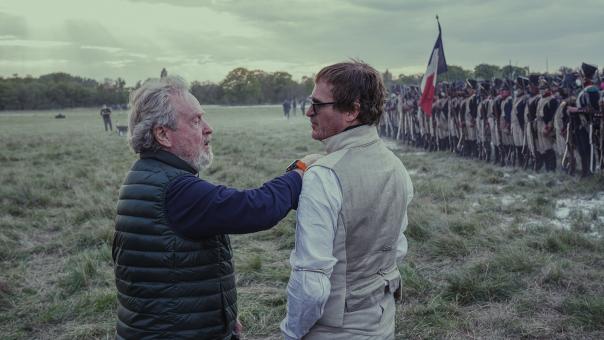 Regisseur Ridley Scott und Joaquin Phoenix am Set von Apple Original Films' und Sony Pictures' NAPOLEON Foto von Aidan Monaghan ©2023 Apple