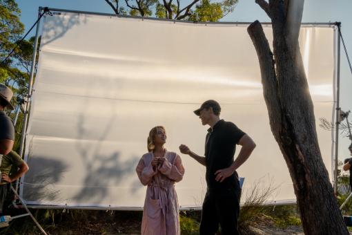 Sydney Sweeney und Regisseur Will Gluck am Set von Sony Pictures‘ WO DIE LÜGE HINFÄLLT. © 2023 CTMG, Inc. All Rights Reserved.