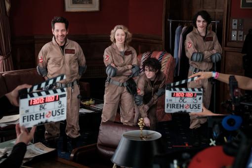  Paul Rudd, Carrie Coon, Mckenna Grace and Finn Wolfhard am Set von Sony Pictures‘ GHOSTBUSTERS: FROZEN EMPIRE. © 2023 CTMG, Inc. All Rights Reserved.