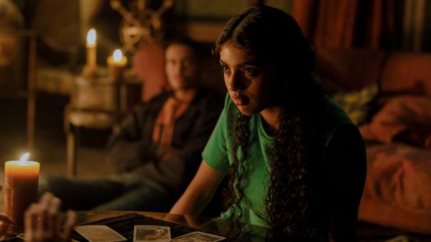 Adain Bradley (“Grant”) und Avantika Vandanapu (“Paige”) in Sony Pictures' TAROT - TÖDLICHE PROPHEZEIUNG © 2024 CTMG, Inc. All Rights Reserved.