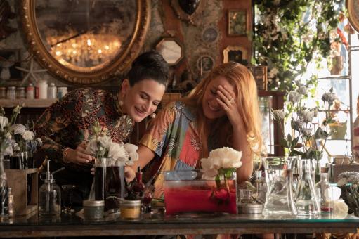 Jenny Slate and Blake Lively star in IT ENDS WITH US. © 2023 CTMG, Inc. All Rights Reserved.