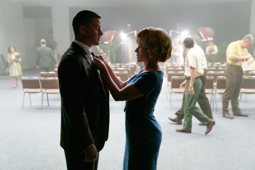 Cole Davis (Channing Tatum) und Kelly Jones (Scarlett Johansson) in TO THE MOON. © 2024 CTMG, Inc. All Rights Reserved.