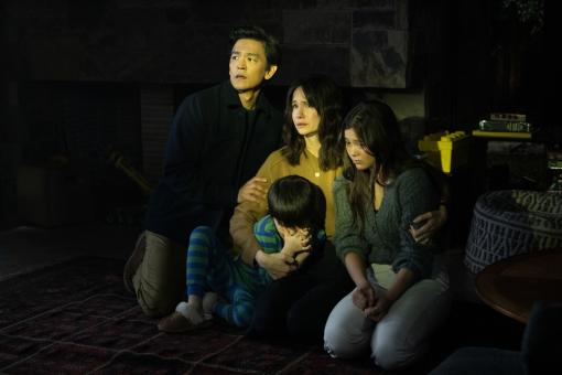 V.l.n.r. John Cho, Katherine Waterston, Lukita Maxwell und Isaac Bae in Sony Pictures' and Blumhouses AFRAID ©2024 CTMG. All Rights Reserved.