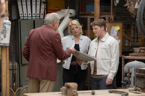 Ulrich Tukur ("Fenton Prentice"), Jördis Triebel ("Tante Mathilda") und Julius Weckauf ("Justus Jonas") in Sony Pictures' DIE DREI ??? UND DER KARPATENHUND Foto von: Tomás Correa ©2024 Wiedemann und Berg Film GmbH/Deutsche Columbia Pictures Filmproduktion GmbH