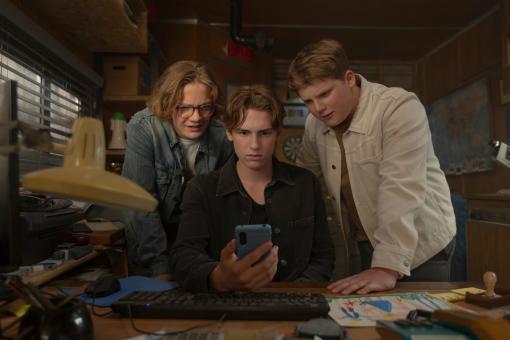 Levi Brandl ("Bob Andrews"), Nevio Wendt ("Peter Shaw") und Julius Weckauf ("Justus Jonas") in Sony Pictures' DIE DREI ??? UND DER KARPATENHUND Foto von: Tomás Correa ©2024 Wiedemann und Berg Film GmbH/Deutsche Columbia Pictures Filmproduktion GmbH