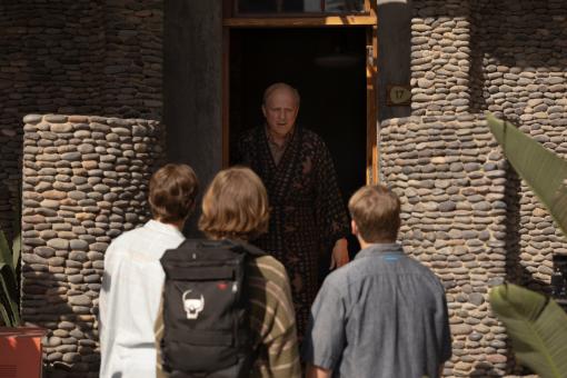Nevio Wendt ("Peter Shaw"), Levi Brandl ("Bob Andrews"), Ulrich Tukur ("Fenton Prentice") und Julius Weckauf ("Justus Jonas") in Sony Pictures' DIE DREI ??? UND DER KARPATENHUND Foto von: Tomás Correa ©2024 Wiedemann und Berg Film GmbH/Deutsche Columbia Pictures Filmproduktion GmbH