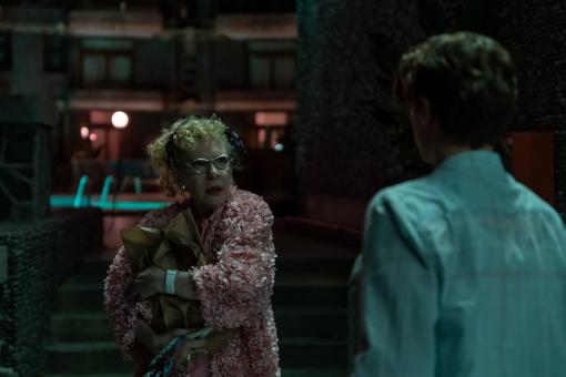 Evelyn Boogle (Sunnyi Melles) und Peter Shaw (Nevio Wendt) in Sony Pictures' DIE DREI ??? UND DER KARPATENHUND Foto von: Kurt Patzak ©2024 Wiedemann und Berg Film GmbH/Deutsche Columbia Pictures Filmproduktion GmbH