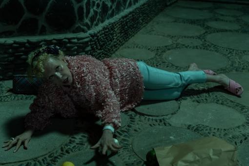 Evelyn Boogle (Sunnyi Melles) in Sony Pictures' DIE DREI ??? UND DER KARPATENHUND Foto von: Kurt Patzak ©2024 Wiedemann und Berg Film GmbH/Deutsche Columbia Pictures Filmproduktion GmbH