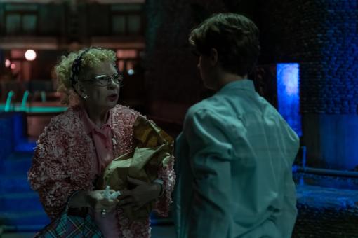 Evelyn Boogle (Sunnyi Melles) und Peter Shaw (Nevio Wendt) in Sony Pictures' DIE DREI ??? UND DER KARPATENHUND Foto von: Kurt Patzak ©2024 Wiedemann und Berg Film GmbH/Deutsche Columbia Pictures Filmproduktion GmbH