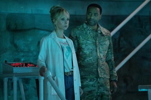 Juno Temple und Chiwetel Ejiofor in Sony Pictures‘ VENOM: THE LAST DANCE ©2024 CTMG, Inc. All Rights Reserved.