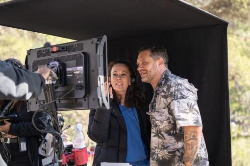 Regisseurin Kelly Marcel und Tom Hardy am Set von Sony Pictures' VENOM: THE LAST DANCE ©2024 CTMG, Inc. All Rights Reserved.