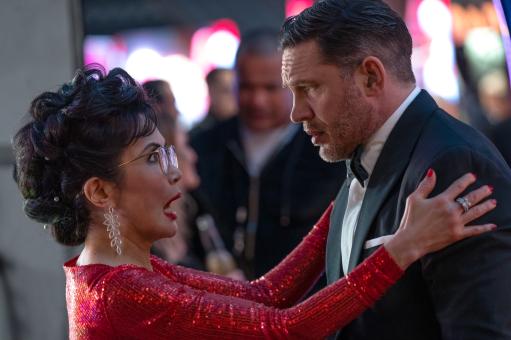  Mrs. Chen (Peggy Lu) ist überrascht, Eddie (Tom Hardy) zu sehen in Sony Pictures' VENOM: THE LAST DANCE. ©2024 CTMG, Inc. All Rights Reserved. 