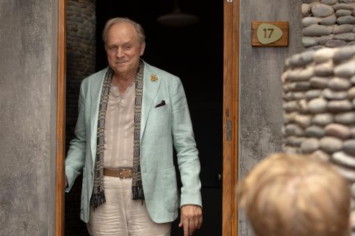 Fenton Prentice (Ulrich Tukur) in Sony Pictures' DIE DREI ??? UND DER KARPATENHUND Foto von: Tomás Correa ©2024 Wiedemann und Berg Film GmbH/Deutsche Columbia Pictures Filmproduktion GmbH