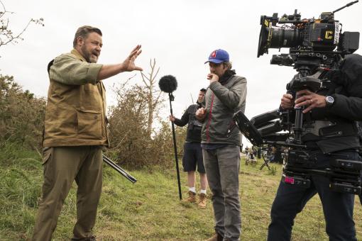 Russell Crowe und Regisseur J.C. Chandor am Set von Sony Pictures' KRAVEN THE HUNTER.