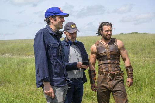 Regisseur J.C. Chandor, Produzent Matt Tolmach und Aaron Taylor Johnson am Set von Sony Pictures' KRAVEN THE HUNTER. ©2024 CTMG, Inc. All Rights Reserved.