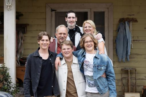 Hinten v.l.n.r: Ulrich Tukur, Tim Dünschede und Jördis Triebel Vorne: Nevio Wendt, Julius Weckauf und Levi Brandl ©2024 Wiedemann und Berg Film GmbH/Deutsche Columbia Pictures Filmproduktion GmbH