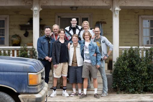 Hinten v.l.n.r: Anil Kizilbuga, Ulrich Tukur, Tim Dünschede, Jördis Triebel und André Marx Vorne: Nevio Wendt, Julius Weckauf und Levi Brandl ©2024 Wiedemann und Berg Film GmbH/Deutsche Columbia Pictures Filmproduktion GmbH