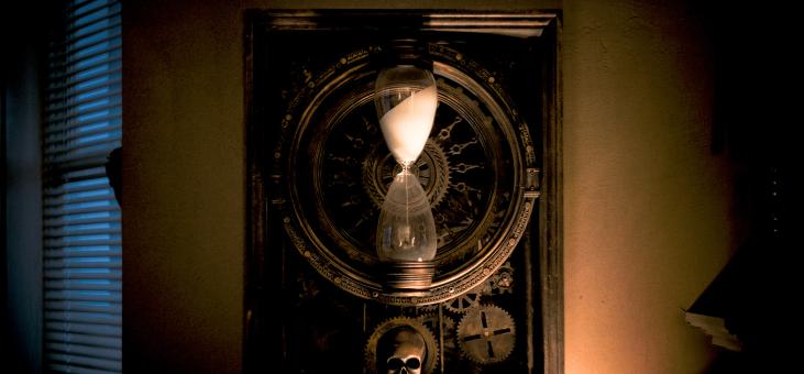 Die Sanduhr setzt jede Nacht zurück in Sony Pictures‘ UNTIL DAWN. © 2025 CTMG, Inc. All Rights Reserved. 