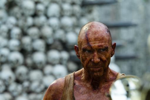 Dr. Kelson (Ralph Fiennes) in Sony Pictures' 28 YEARS LATER. © 2024 CTMG, Inc. All Rights Reserved. 