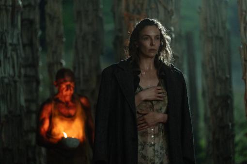 Dr. Kelson (Ralph Fiennes) und Isla (Jodie Comer) in Sony Picutes' 28 YEARS LATER.  © 2025 CTMG, Inc. All Rights Reserved.
