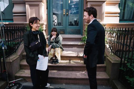 Dakota Johnson, Chris Evans und Regisseurin Celine Song am Set von WAS IST LIEBE WERT – MATERIALISTS Adore Matchmaking LLC