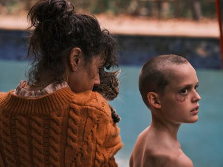 Sally Hawkins und Jonah Wren-Phillips in BRING HER BACK © 2024 CTMG, Inc. All Rights Reserved. 
