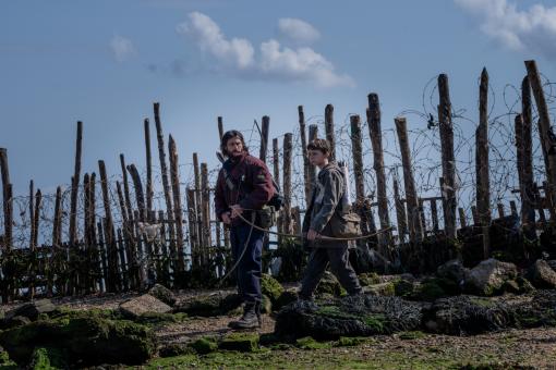 Jamie (Aaron Taylor-Johnson) und sein Sohn Spike (Alfie Williams) in Sony Pictures' 28 YEARS LATER. © 2024 CTMG, Inc. All Rights Reserved.