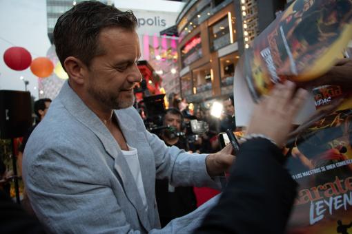  Mexiko-Stadt, Mexiko – 07. Mai 2025: Joshua Jackson mit Fans beim Screening Event von KARATE KID: LEGENDS am 7. Mai 2025 im Cinépolis Mitikah in Mexiko-Stadt, Mexiko. © Erich Schimmelfennig & Jamila Wardknott
