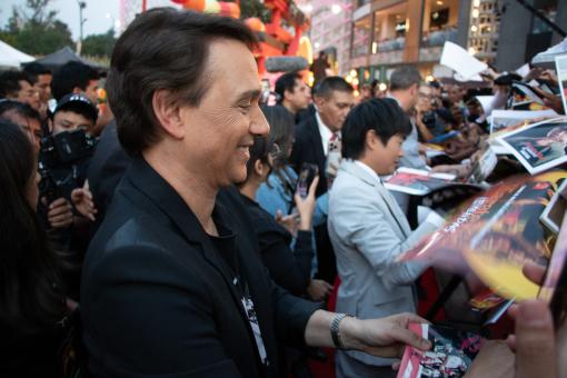 Mexiko-Stadt, Mexiko – 07. Mai 2025: Ralph Macchio mit Fans beim Screening Event von KARATE KID: LEGENDS am 7. Mai 2025 im Cinépolis Mitikah in Mexiko-Stadt, Mexiko. © Erich Schimmelfennig & Jamila Wardknott