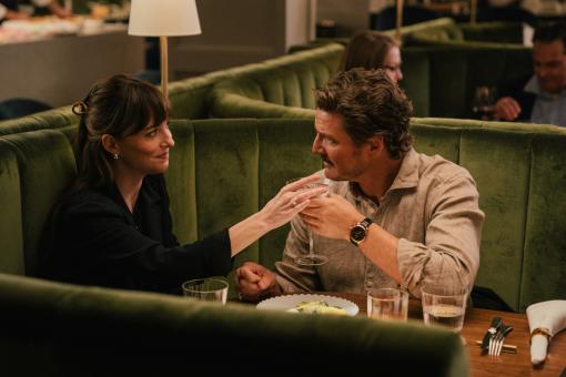 Dakota Johnson und Pedro Pascal am Set von WAS IST LIEBE WERT – MATERIALISTS Adore Matchmaking LLC