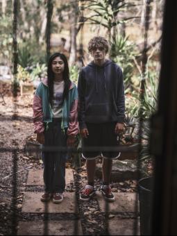 Sora Wong und Billy Barratt in BRING HER BACK (Foto von Ingvar Kenne) © 2024 CTMG, Inc. All Rights Reserved.
