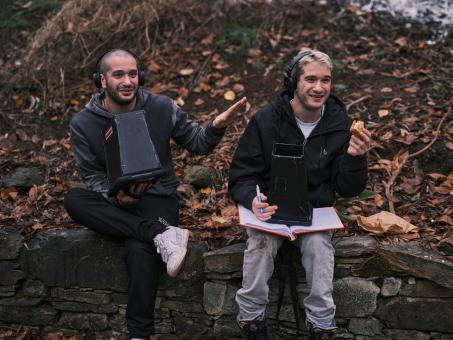 Danny und Michael Philippou am Set von BRING HER BACK (Foto von Ingvar Kenne) 2024 CTMG, Inc. All Rights Reserved.