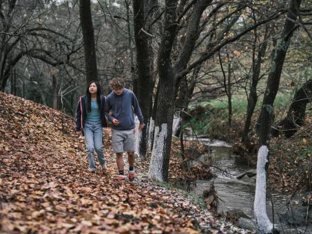 Sora Wong und Billy Barratt in BRING HER BACK (Foto von Ingvar Kenne)  © 2024 CTMG, Inc. All Rights Reserved.   