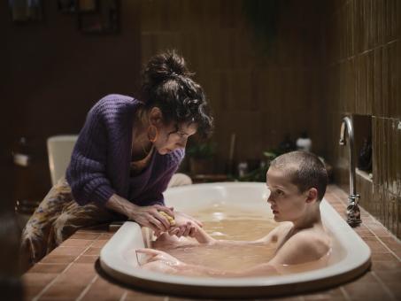Sally Hawkins und Jonah Wren Phillips in BRING HER BACK (Foto von Ingvar Kenne) © 2024 CTMG, Inc. All Rights Reserved.