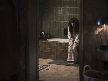 Sally Hawkins in BRING HER BACK (Foto von Ingvar Kenne) © 2024 CTMG, Inc. All Rights Reserved.