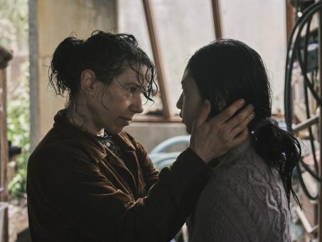 Sally Hawkins und Sora Wong in BRING HER BACK (Foto von Ingvar Kenne) © 2024 CTMG, Inc. All Rights Reserved. 