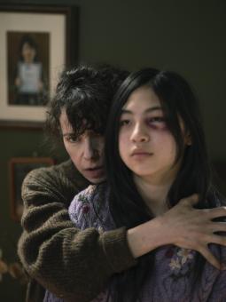 Sally Hawkins und Sora Wong in BRING HER BACK (Foto von Ingvar Kenne) © 2024 CTMG, Inc. All Rights Reserved.