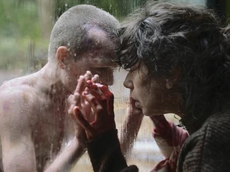 Jonah Wren Phillips und Sally Hawkins in BRING HER BACK (Foto von Ingvar Kenne) © 2024 CTMG, Inc. All Rights Reserved.